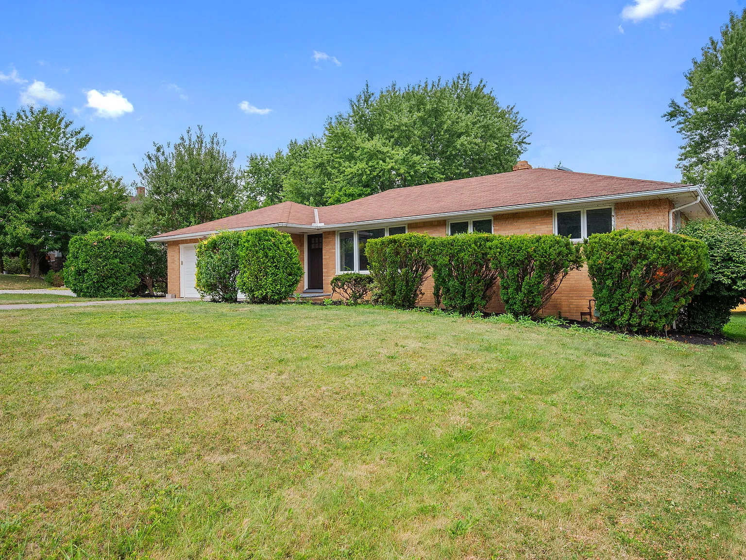 4 bed, 1.5 bath, 1976 sqft, $2,450 — Photo 2