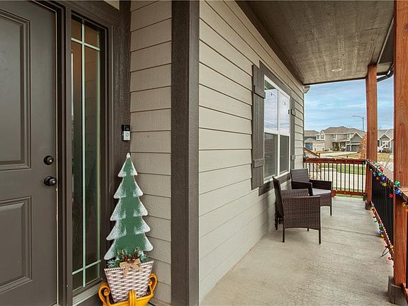 5th image of 606 SE Colonial Dr