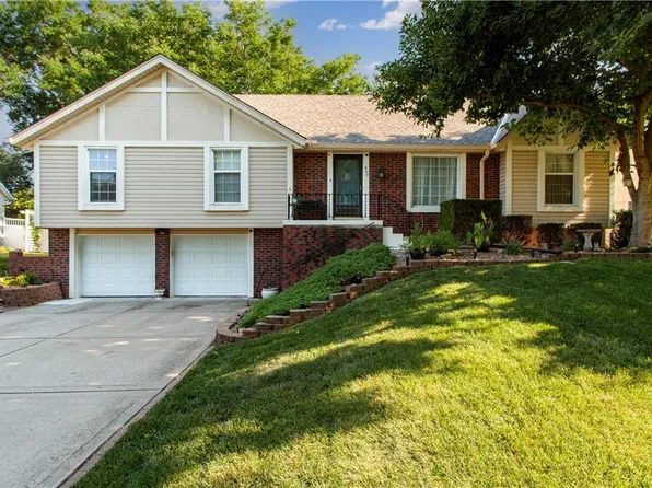 404 NE Locust Dr, Blue Springs, MO 64014