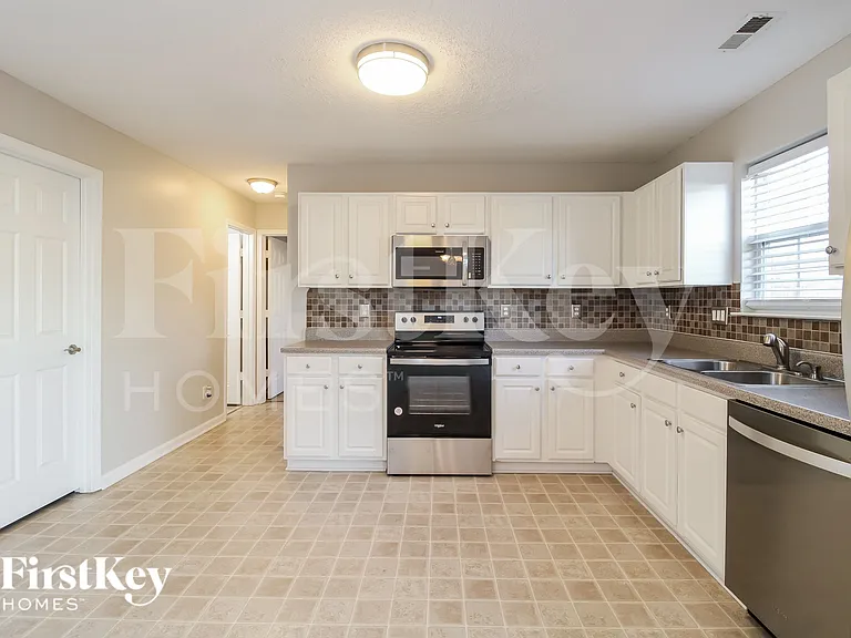 109 Sydney Ct — Photo 6