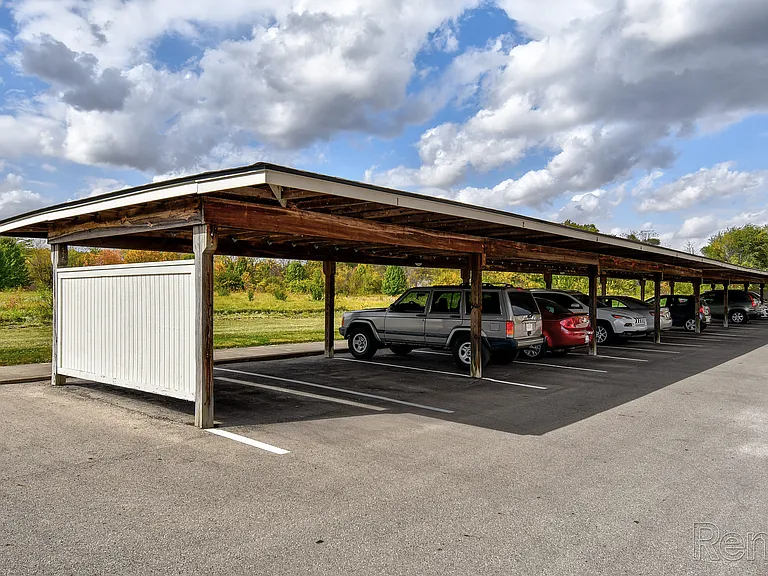 Hickory Knoll Apartments — Photo 32
