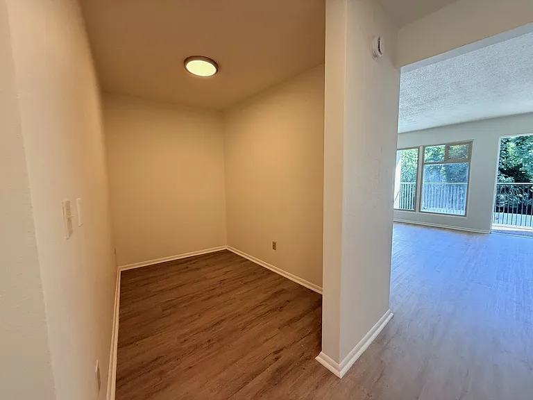 Crescent Apartments — Photo 14