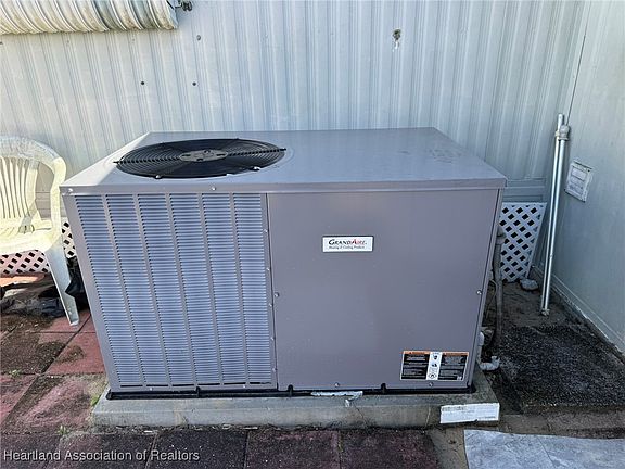 4th image of 2724 Desoto Rd