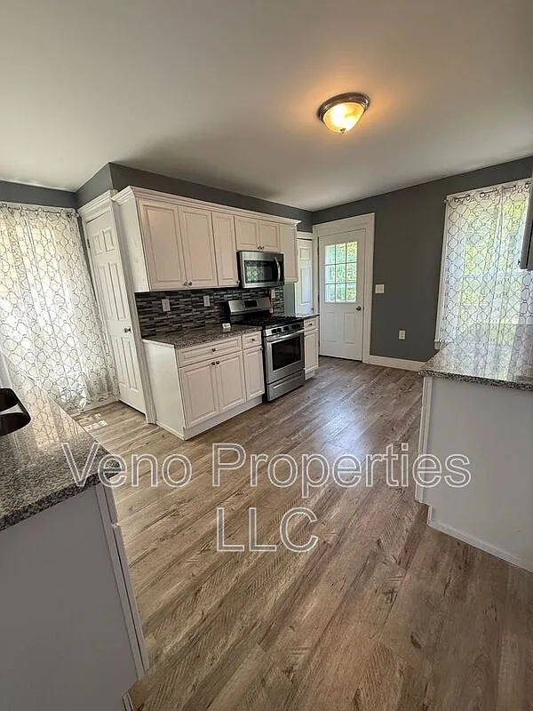 4 bed, 3.0 bath, $2,500 — Photo 3