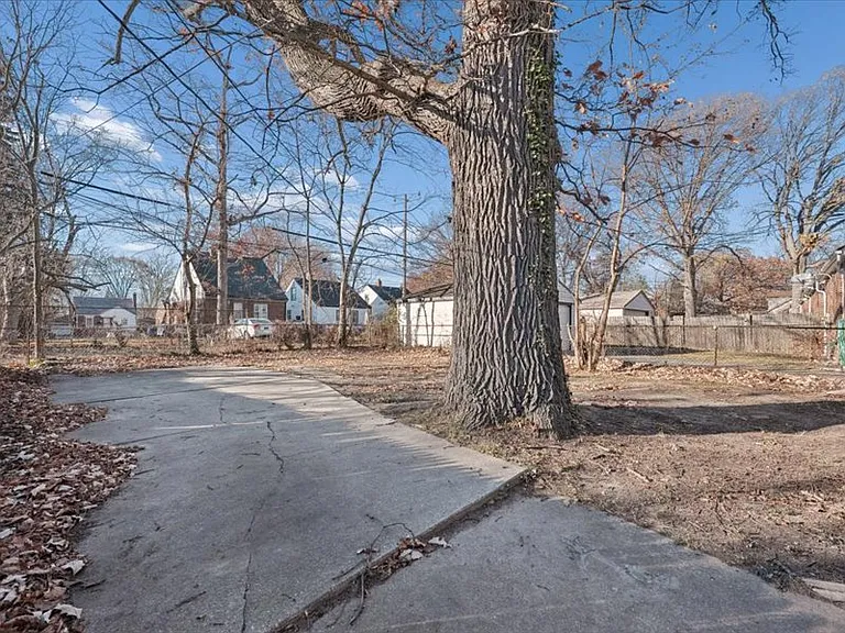 18627 Justine St — Photo 23