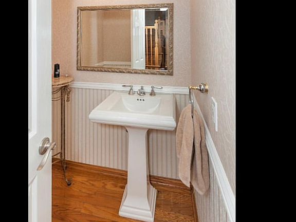 2nd image of 17949 Magnolia Blvd APT 10