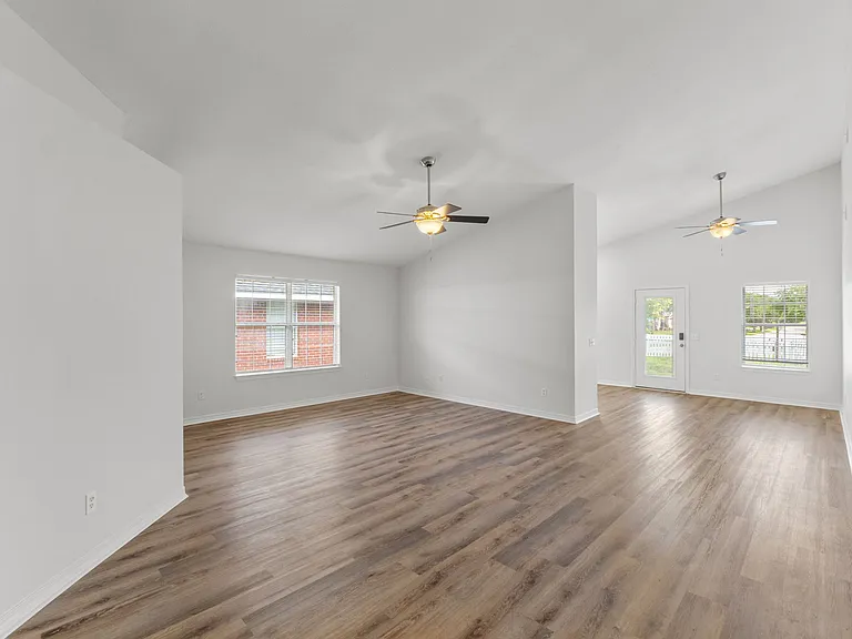 28 Easton St — Photo 7
