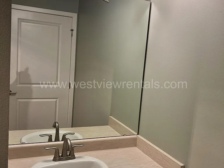203 E Laurel St — Photo 136