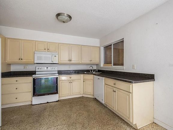 2nd image of 875 Valencia Rd