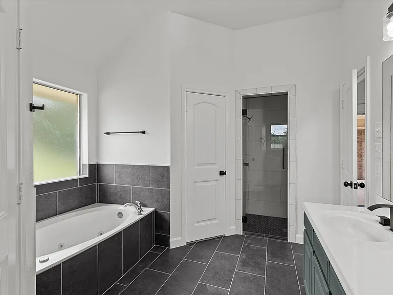 2517 Hayley Dr — Photo 3