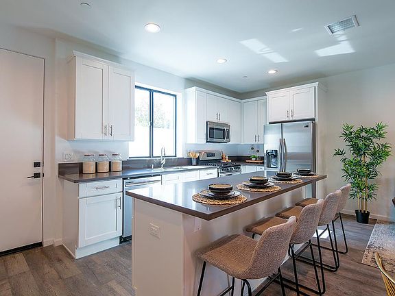 4th image of 165 N Sierra Bonita Ave #4