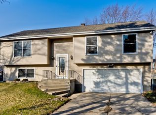 2318 W Edgewood Ln, McHenry, IL 60051