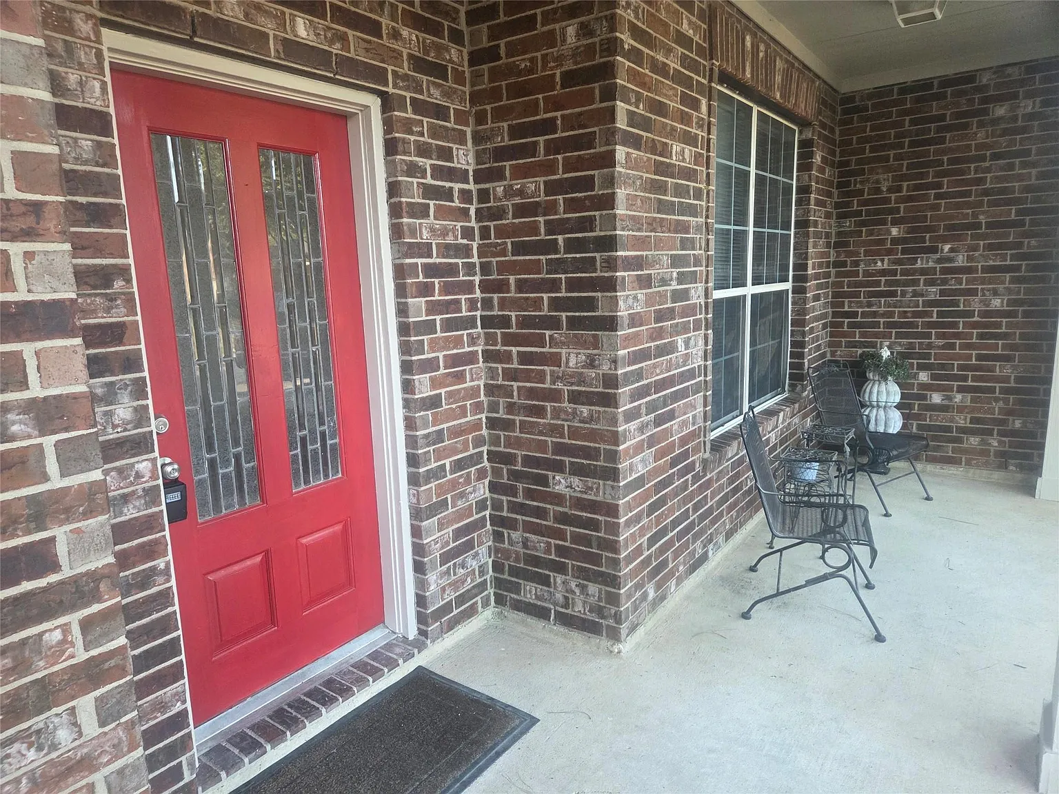 4 bed, 2.5 bath, 2794 sqft, $2,400 — Photo 3
