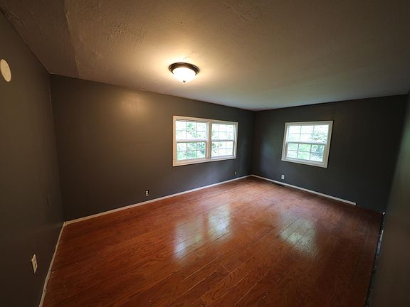 4th image of 2403 Maureen Blvd S