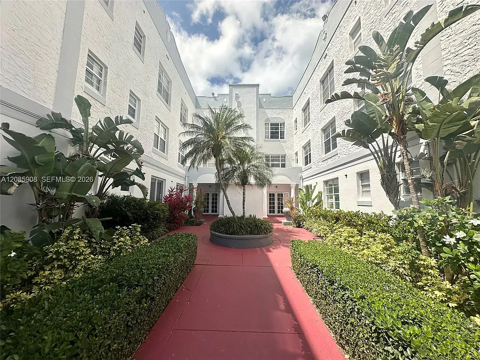 1200 Euclid Ave #204