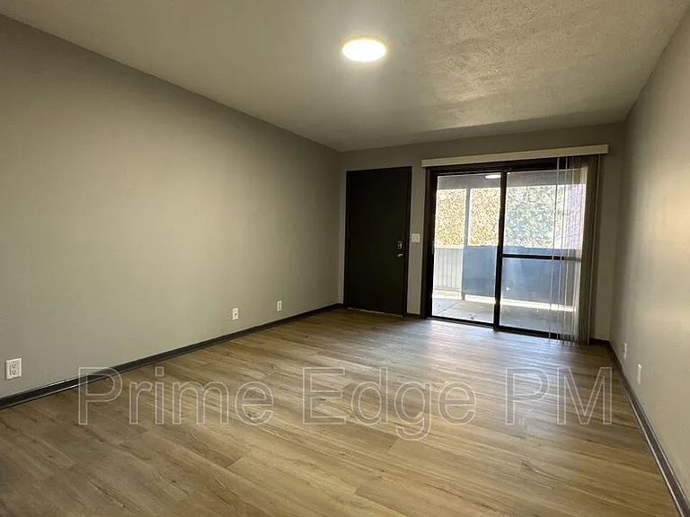 1121 N 28th St #8 — Photo 3