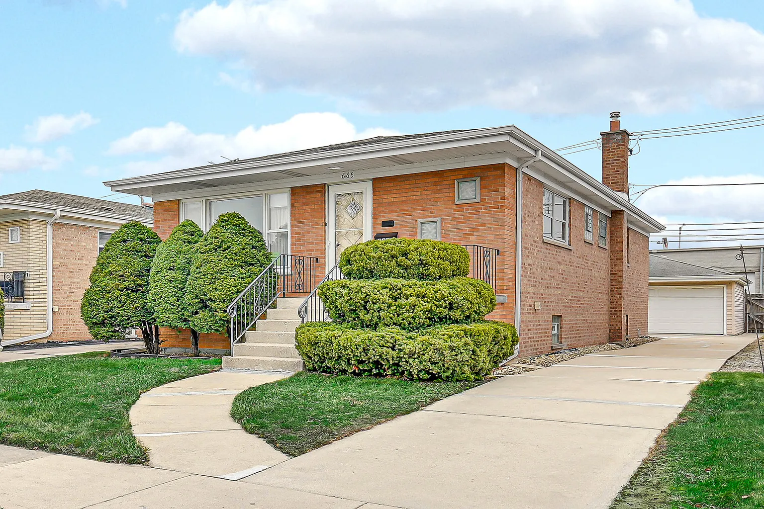 665 Hoxie Ave photo 1