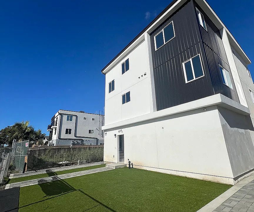 1st image of 607 W 41st Pl #1/3