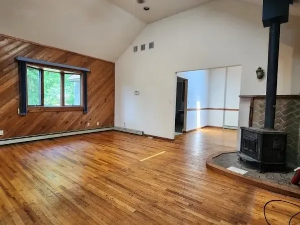 2 E 3rd St, Branchville, NJ 07826
