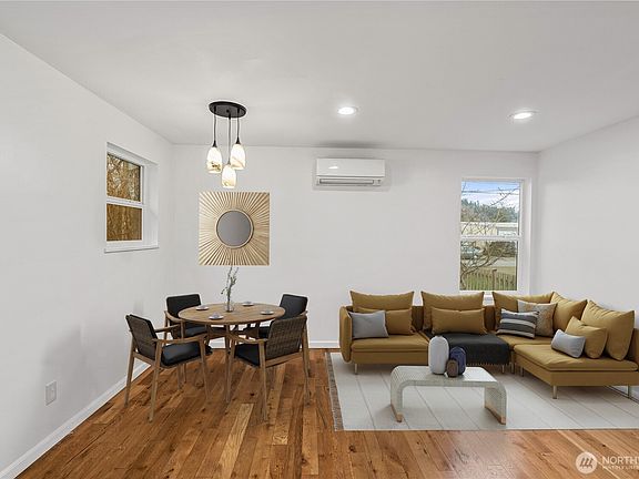 4th image of 213 W King Street