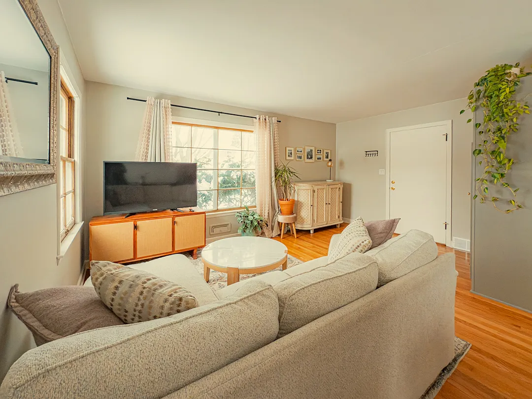 2 bed, 1000 sqft, $2,050 — Photo 3