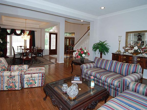 5th image of 2306 Stately Oak Dr
