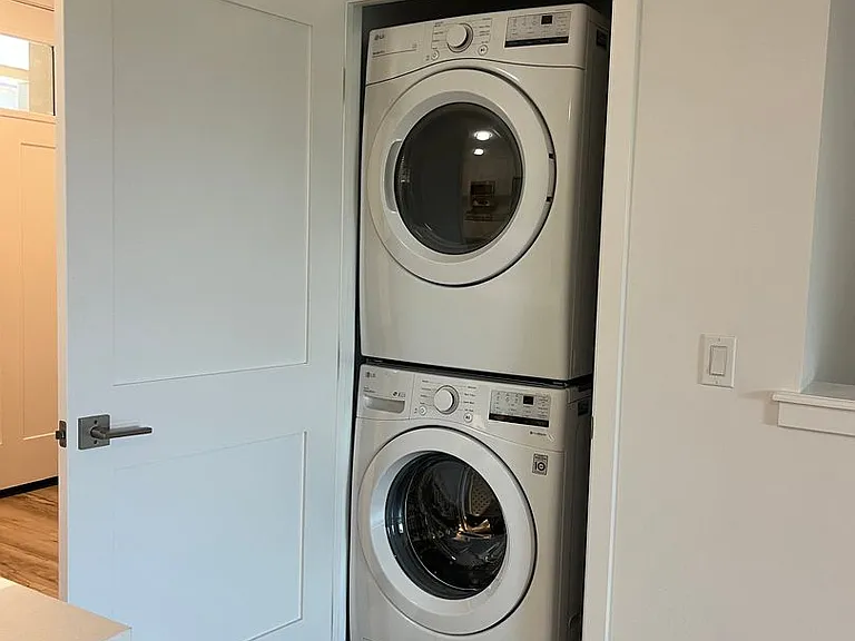 Emerald Ridge Apartments — Photo 16