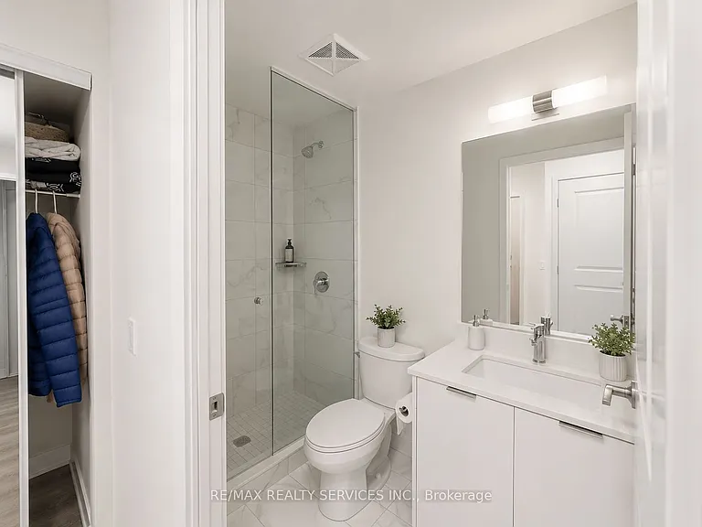 202 Burnhamthorpe Rd E #2108 — Photo 5