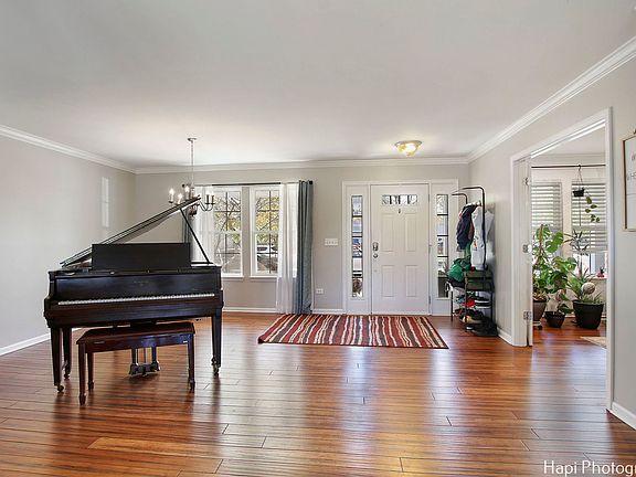 3rd image of 315 Hawthorn Ln