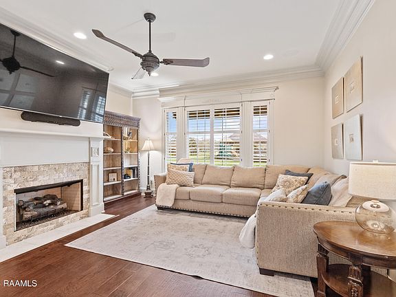 5th image of 410 La Villa Cir
