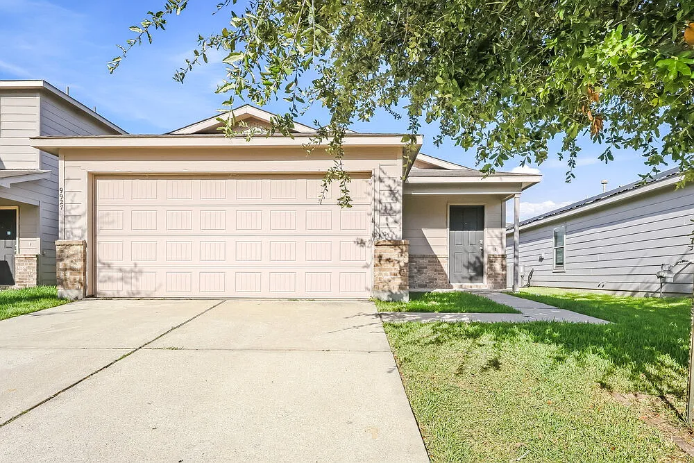 3 bed, 2.0 bath, 1530 sqft, $2,045 — Photo 1
