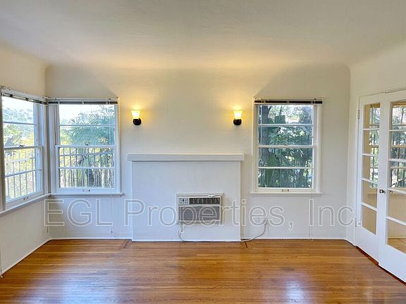 2nd image of 870 1/2 N Occidental Blvd