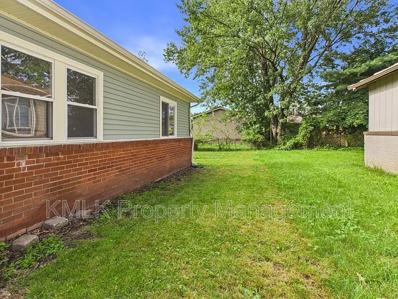 2 bed, 1.0 bath, 720 sqft, $1,100 — Photo 2