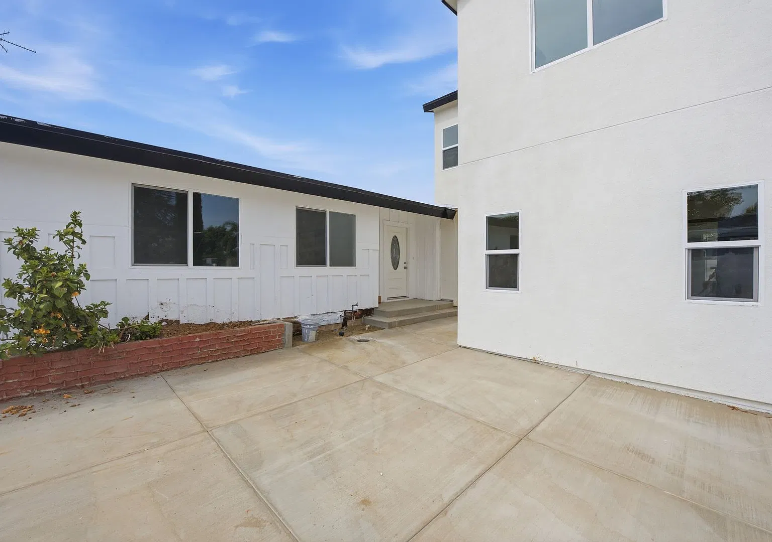 Private Pool!! Newly Renovated 5 Bed 3 Bath House On Gary! — Photo 4