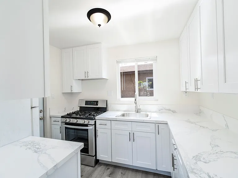 2316 E Jewett St — Photo 2