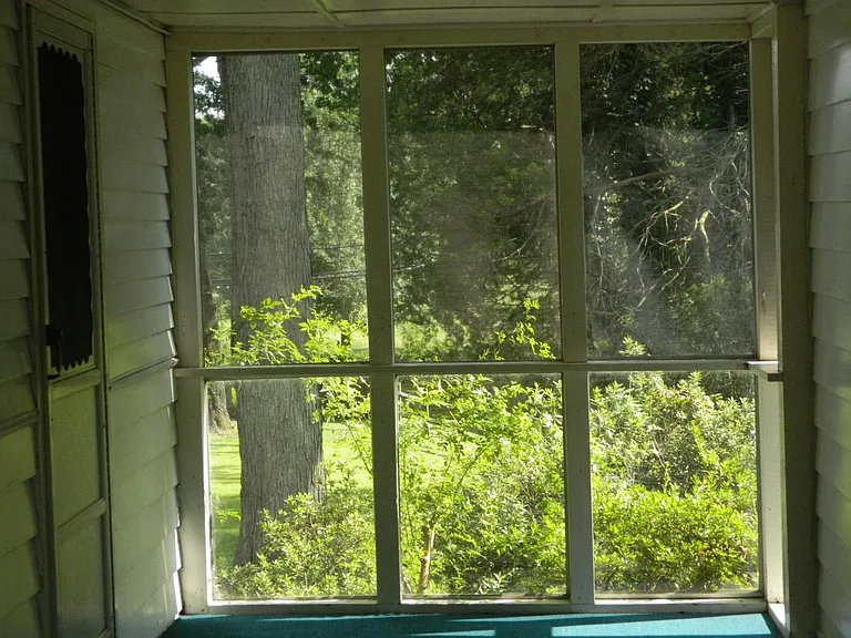 screened in breezeway