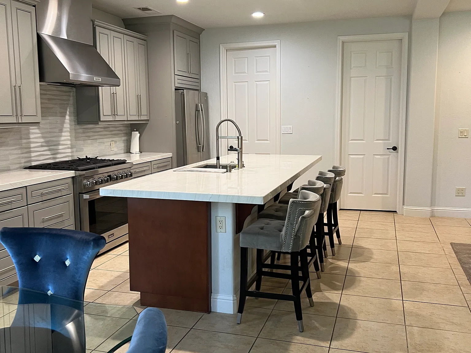 3 bed, 2135 sqft, $3,900 — Photo 3