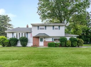 28 Honeyman Dr, Succasunna, NJ 07876