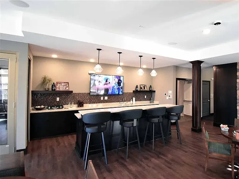 Oaks of Shorewood Apartments — Photo 20