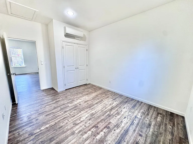 315 E Stone Aly — Photo 12