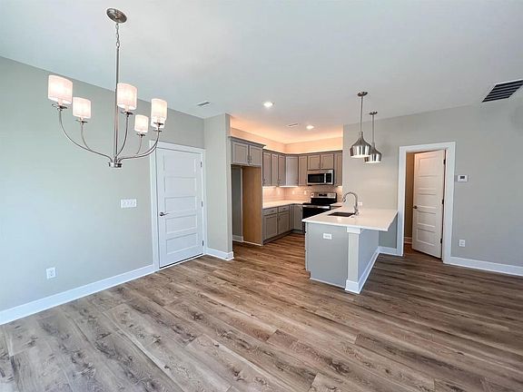 4th image of 403 E Park Pl