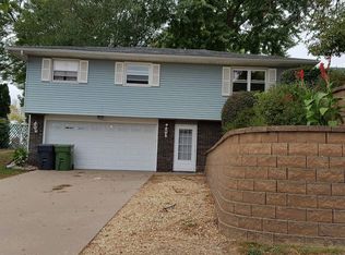 3620 N 3rd St, Clinton, IA 52732