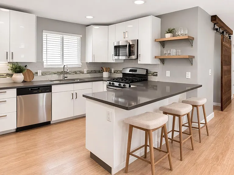 3108 Fontana Dr — Photo 2