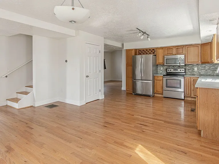 152 N Main St — Photo 9