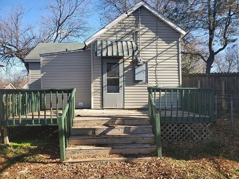 2049 N Benton Ave — Photo 3