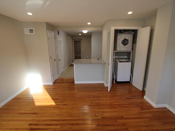 4th image of 933 S 10th St Floor 3