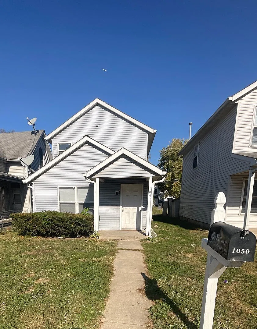 4 bedroom 2 bath Single Home — Photo 1
