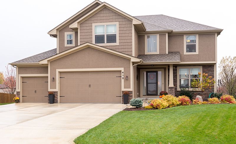 1st image of 412 NE Blackwood Dr