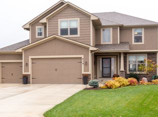 412 NE Blackwood Dr, Lees Summit, MO 64086