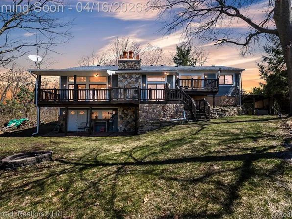 3525 Whitfield Dr, Waterford, MI 48329